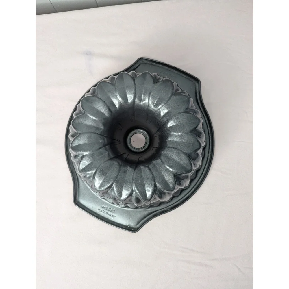 Wilton‎ bundt cake mold pan 9.75 x 3.38 